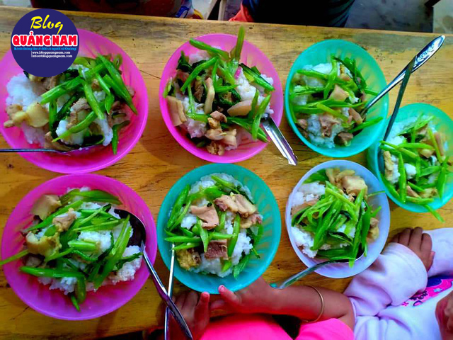 Trong tô cơm có rau xào thịt
